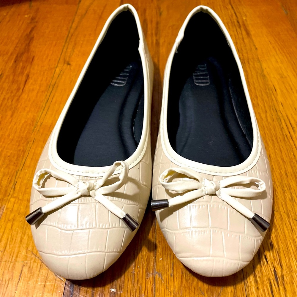 NWOB Women’s RAID beige croc-effect ballet flats with bow, size UK 4